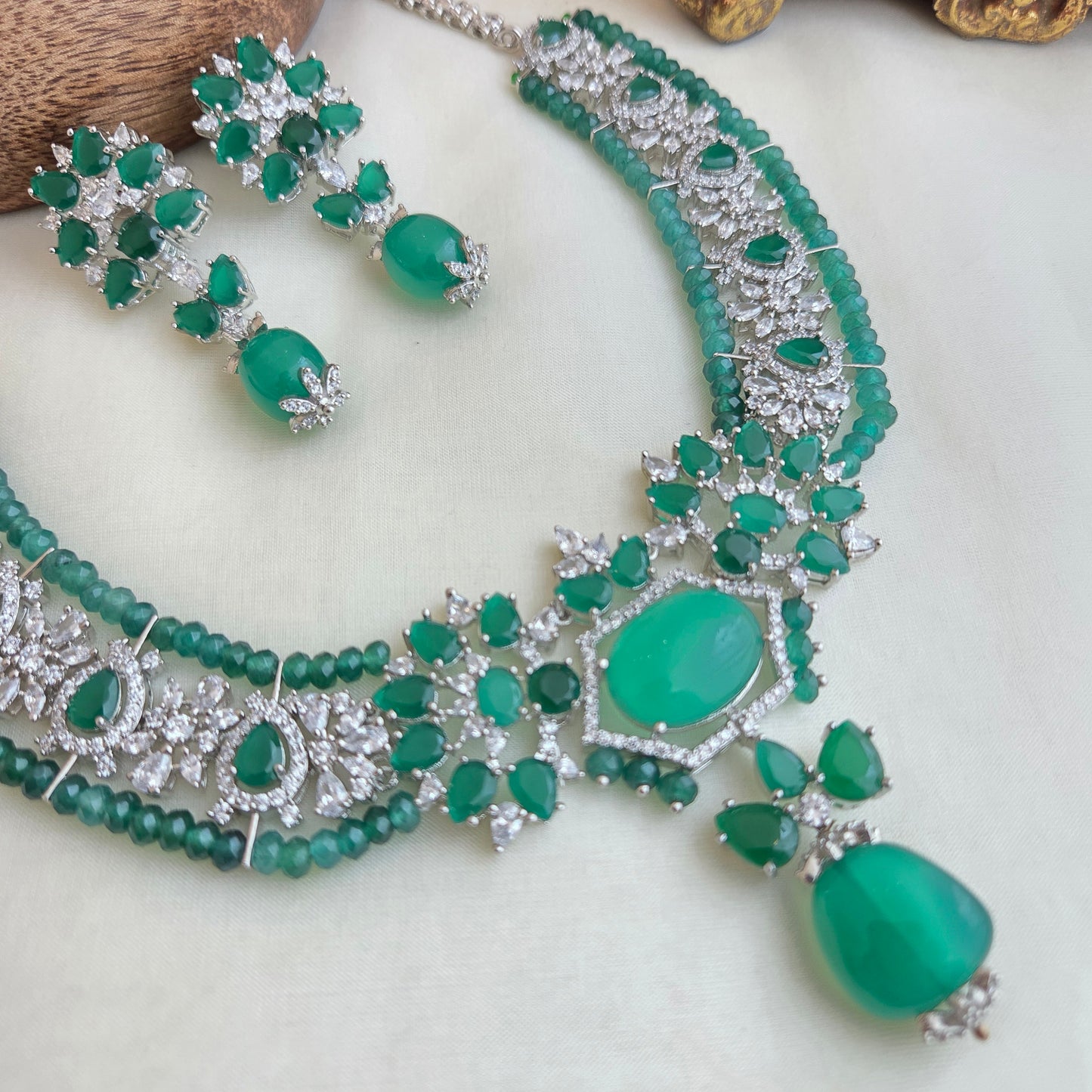 Emerald diamond necklace set